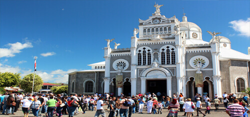 Picture where tourists are visiting the most famous catholic church in Costa Rica