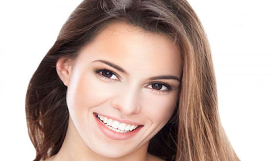 Picture of a woman, smiling at the camera, illustrating her happiness with the dental bonding she had in Costa Rica.