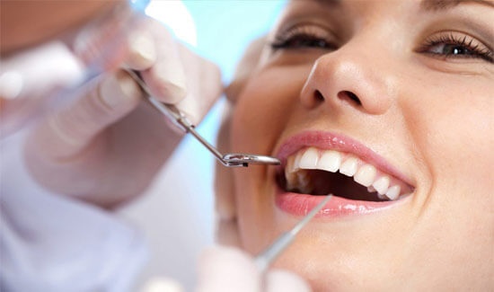 Picture of a woman, smiling at the camera, illustrating her happiness with the dental cleaning she had in Costa Rica.