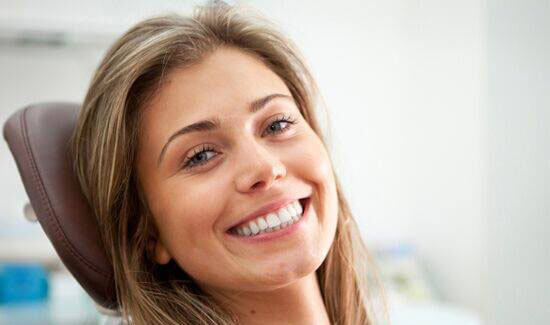 Picture of a woman, smiling at the camera, illustrating her happiness with the dental fillings she had in Costa Rica.
