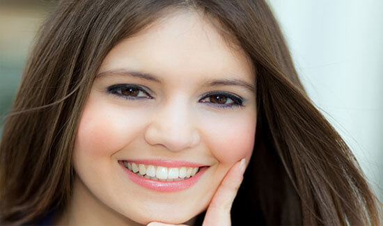 Picture of a woman, smiling at the camera, illustrating her happiness with the digital smile design (DSD) procedure she had in Costa Rica.