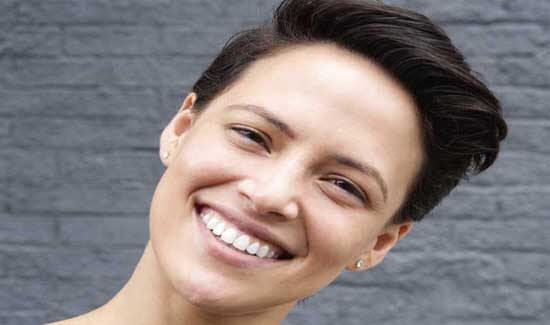 Picture of a woman, smiling at the camera, illustrating her happiness with the homeopathy procedure she had in Costa Rica.