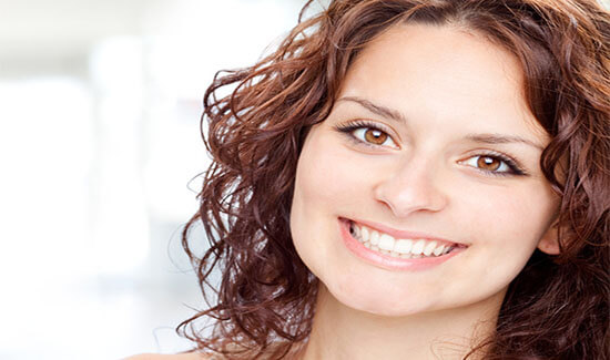 Picture of a woman, smiling at the camera, illustrating her happiness with the ozone therapy procedure she had in Costa Rica.