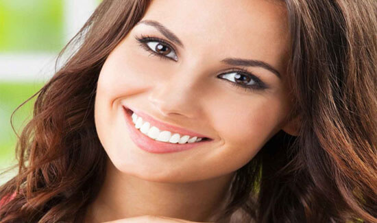 Picture of a woman, smiling at the camera, illustrating her happiness with the prp procedure she had in Costa Rica.