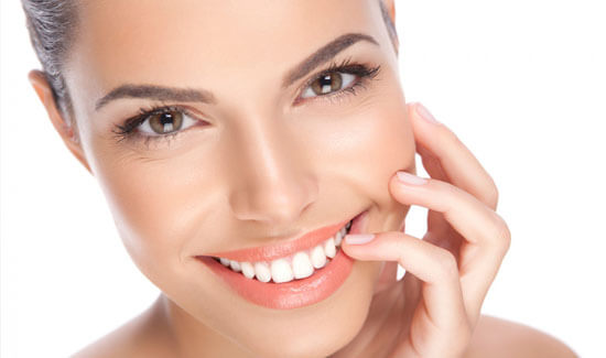 Picture of a woman, smiling at the camera, illustrating her happiness with the dental extractions she had in Costa Rica.