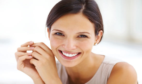 Picture of a woman, smiling at the camera, illustrating her happiness with the dental veneers she had in Costa Rica.
